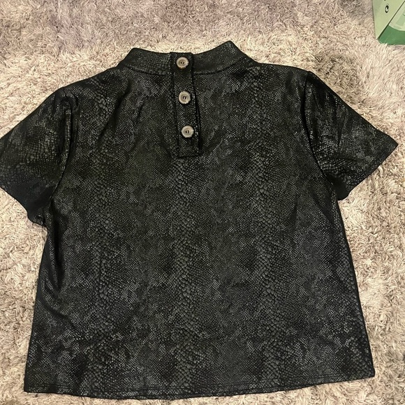 Elegant Black Snake Print Cropped Blouse - Picture 3 of 5